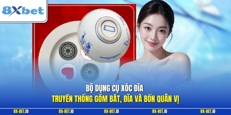 Bộ dụng cụ xóc đĩa truyền thống gồm bát, đĩa và bốn quân vị